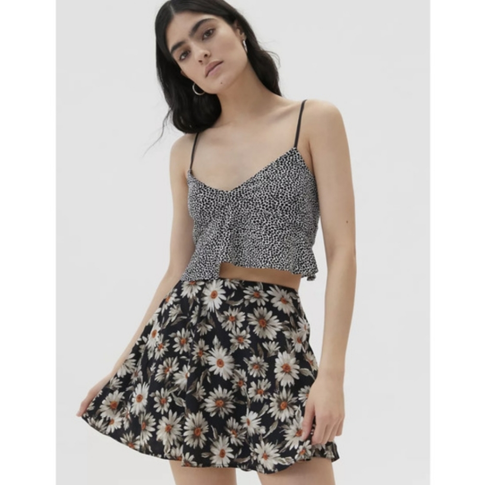 NWT Urban Outfitters Liz Daisy Mini Skirt Size M